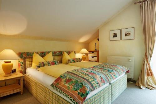 um quarto com uma cama king-size num quarto em Ferienvilla Gaisser em Bad Hindelang