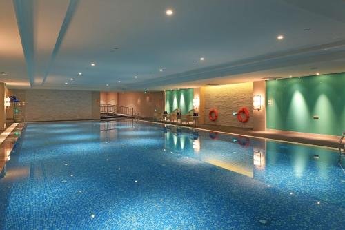 a large swimming pool in a hotel room at DoubleTree by Hilton Ningbo - Chunxiao in Ningbo