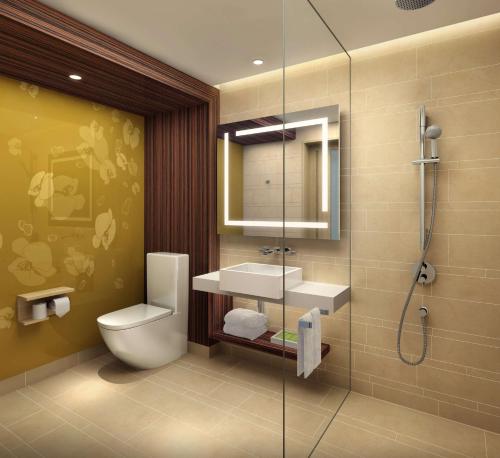 y baño con aseo, lavabo y ducha. en Hilton Garden Inn Guiyang Yunyan en Guiyang