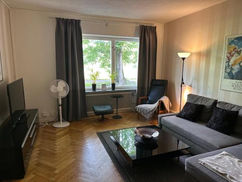 uma sala de estar com um sofá e uma mesa em Pråmkanalens Pensionat i Karlstad em Karlstad