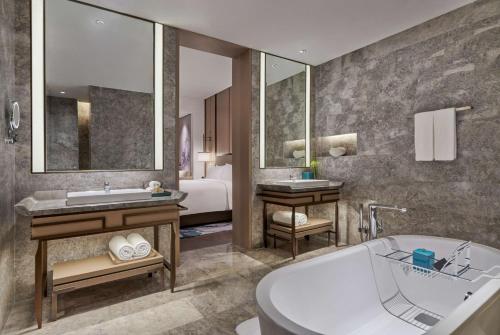 Ένα μπάνιο στο Hilton Shanghai Fengxian