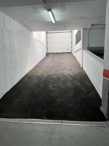 an empty room with a garage with a garage door at SHERRY SUÍTES VI Apartamentos PARKING GRATUITO in Jerez de la Frontera