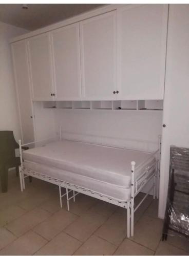 EOLO 1 في فولكانو: سرير أبيض في غرفة بها دواليب بيضاء