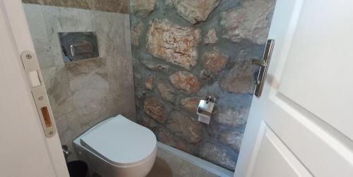 フェティエにあるYıldızの石壁のバスルーム(トイレ付)