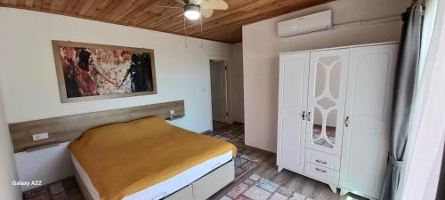 Un pat sau paturi într-o cameră la Yıldız