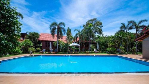Bazén v ubytování Bangsaray Village Resort nebo v jeho okolí
