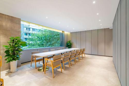 a conference room with a table and chairs at Hilton Garden Inn Chengdu Kuanzhai Alley in Chengdu