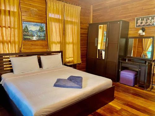 a bedroom with a bed with a hat on it at Bangsaray Village Resort in Ban Nong Chap Tao