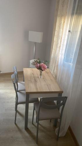 阿里納斯聖佩德羅的住宿－Edulis 1，一张桌子和椅子,上面有花瓶
