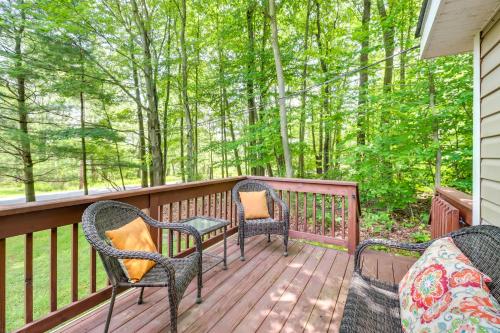 Walk to Beaches Tree-Lined Pocono Lake Retreat!にあるバルコニーまたはテラス