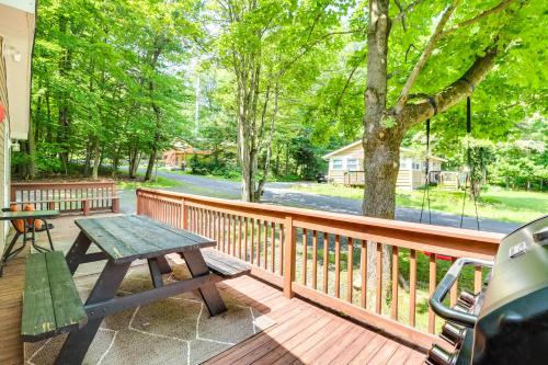 Walk to Beaches Tree-Lined Pocono Lake Retreat!にある庭