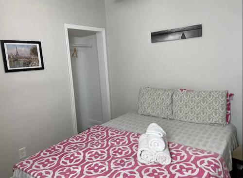 a bedroom with a bed with a pink and white blanket at Home near University City in Philadelphia