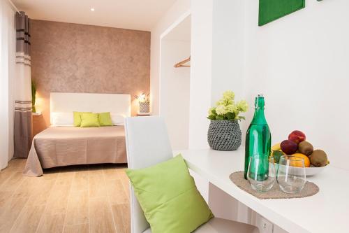 Habitación con cama y mesa con una botella verde en Domus Casaletto, en Roma