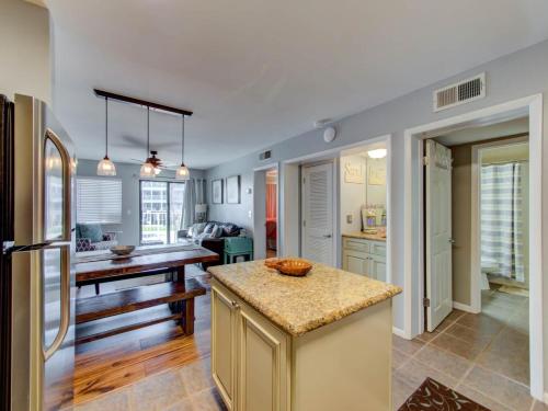 Kuchyň nebo kuchyňský kout v ubytování Gulf Shores Plantation 1105 by Vacation Homes Collection