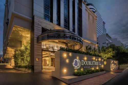 曼谷曼谷奔集路希尔顿逸林酒店的前面有标志的建筑物