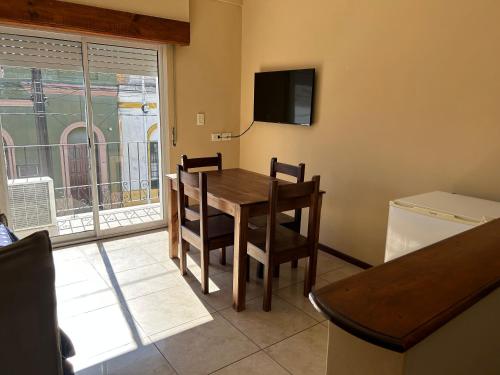 a dining room with a table and chairs and a window at Departamento Céntrico bis in Goya