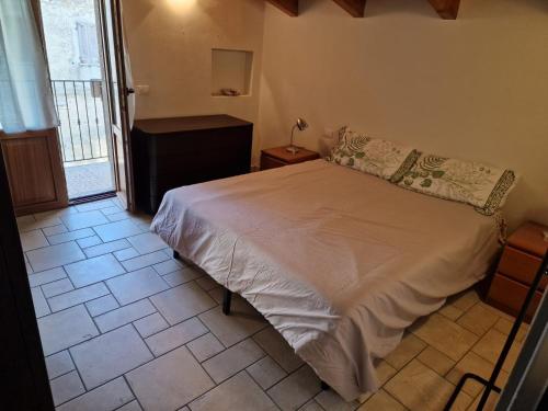 - une chambre avec un lit et du carrelage dans l'établissement DIANA HOUSE, à Colazza