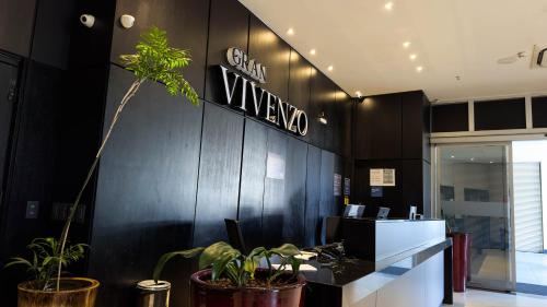 a black wall with a sign that reads silk wayne at Hotel Gran Vivenzo Belo Horizonte in Belo Horizonte