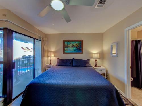 1 dormitorio con 1 cama y ventilador de techo en Gulfside Townhome 16 by Vacation Homes Collection en Gulf Shores