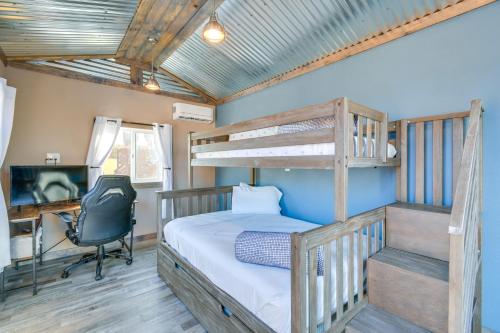 1 Schlafzimmer mit 2 Etagenbetten und einem Schreibtisch in der Unterkunft Lake Havasu Vacation Home Private Pool and Hot Tub! in Lake Havasu City