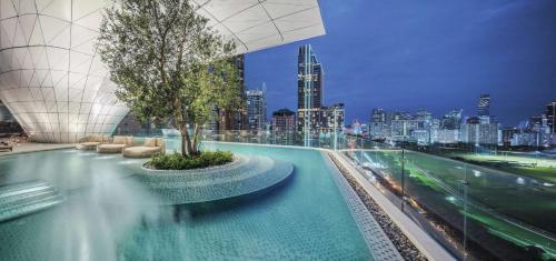 曼谷华尔道夫酒店游泳池或附近泳池