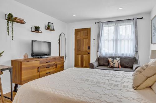 a bedroom with a bed and a television on a dresser at Cozy Kingsville Country Home Guest House in Kingsville