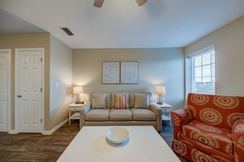 uma sala de estar com um sofá e uma mesa em Grand Caribbean-320 by Vacation Homes Collection em Orange Beach