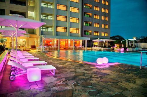 Swimming pool sa o malapit sa Hilton Colombo Residence