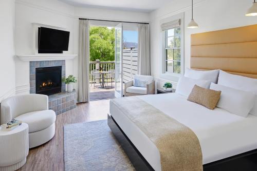 1 dormitorio con 1 cama grande y chimenea en Inn at Sonoma, A Four Sisters Inn, en Sonoma