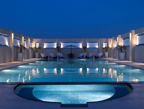 ein Swimmingpool in einem Hotel in der Nacht in der Unterkunft Hilton Garden Inn New Delhi/Saket in Neu-Delhi