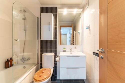 W łazience znajduje się toaleta, umywalka i prysznic. w obiekcie Home Sweet Home w Madrycie
