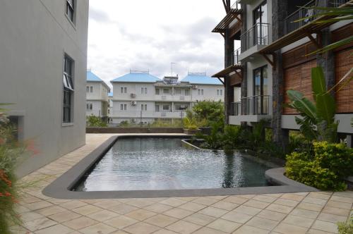 Apartment No 18 - West Terraces في فليك-إن-فلاك: مسبح في ساحة مبنى