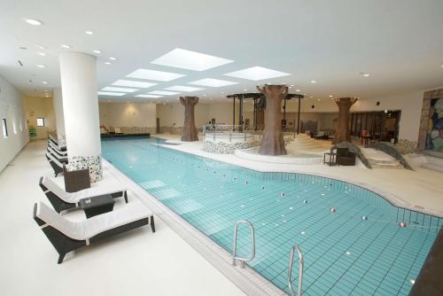 una gran piscina en un gran edificio en Hilton Fukuoka Sea Hawk, en Fukuoka