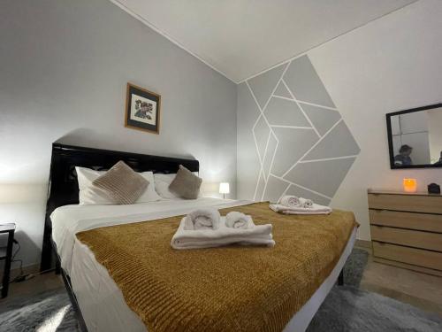 - une chambre avec un lit et des serviettes dans l'établissement Arena Maroncelli Room2, à Vérone