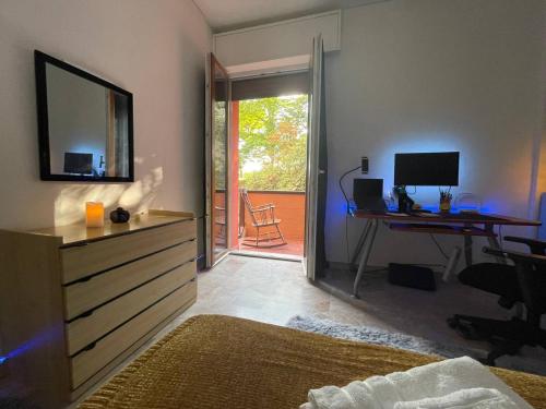 - une chambre avec un lit et un bureau avec un ordinateur dans l'établissement Arena Maroncelli Room2, à Vérone