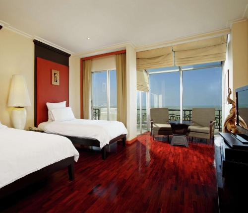 En eller flere senge i et værelse på Hilton Hua Hin Resort & Spa