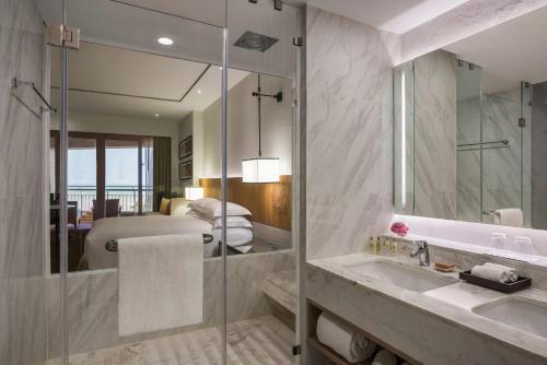 Et badeværelse på Hilton Hua Hin Resort & Spa