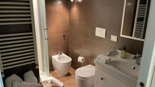 Frank Host Roma Lux , Metro A a 50 m, simple check-in con codice a qualsiasi orario