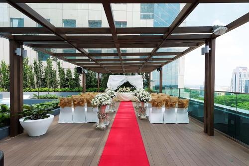 新山的住宿－DoubleTree by Hilton Johor Bahru，建筑屋顶上婚礼的布置