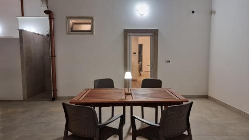 a dining room table with chairs in a room at Uccio e Gina in Soleto