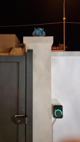 a green light on the side of a white wall at Uccio e Gina in Soleto