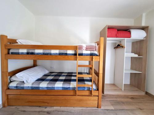 Cette chambre dispose de lits superposés et de 2 lits superposés. dans l'établissement Apartamento Vielha, à Vielha e Mijaran