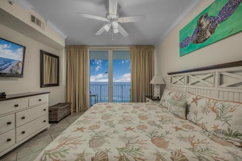 sypialnia z łóżkiem i wentylatorem sufitowym w obiekcie San Carlos 1604 by Vacation Homes Collection w mieście Gulf Shores