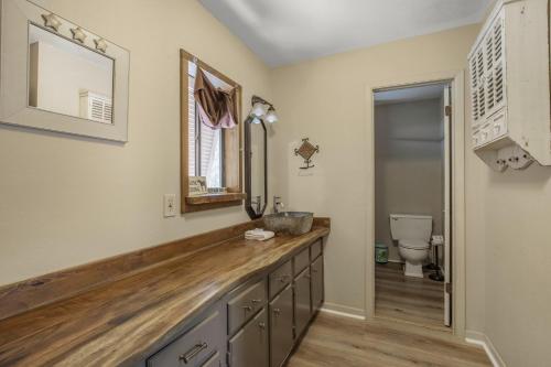 łazienka z umywalką i toaletą w obiekcie Sail House East by Vacation Homes Collection w mieście Gulf Shores