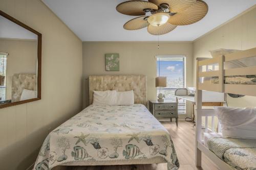 een slaapkamer met een bed en een plafondventilator bij Sail House East by Vacation Homes Collection in Gulf Shores
