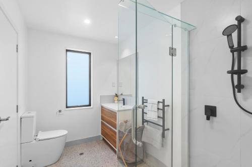 ein Bad mit einer Glasdusche und einem WC in der Unterkunft New house walk to Rototuna shopping Centre in Hamilton