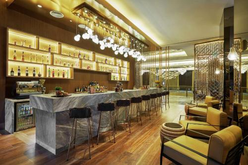 Ο χώρος του lounge ή του μπαρ στο Hilton Manila Newport World Resorts