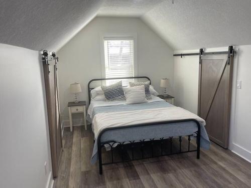 Ένα ή περισσότερα κρεβάτια σε δωμάτιο στο Freshly-remodeled, dog-friendly Westwood charmer!