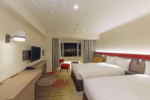 DoubleTree by Hilton Naha Shuri Castleにあるテレビまたはエンターテインメントセンター
