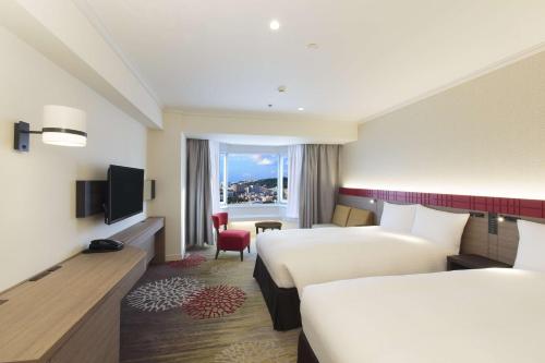 DoubleTree by Hilton Naha Shuri Castleにあるテレビまたはエンターテインメントセンター